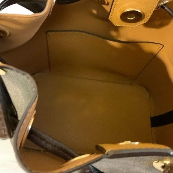 Michael Kors Greenwich Small Bucket Bag - Brown/Peanut crossbody shoulder bag - Picture 11 of 15